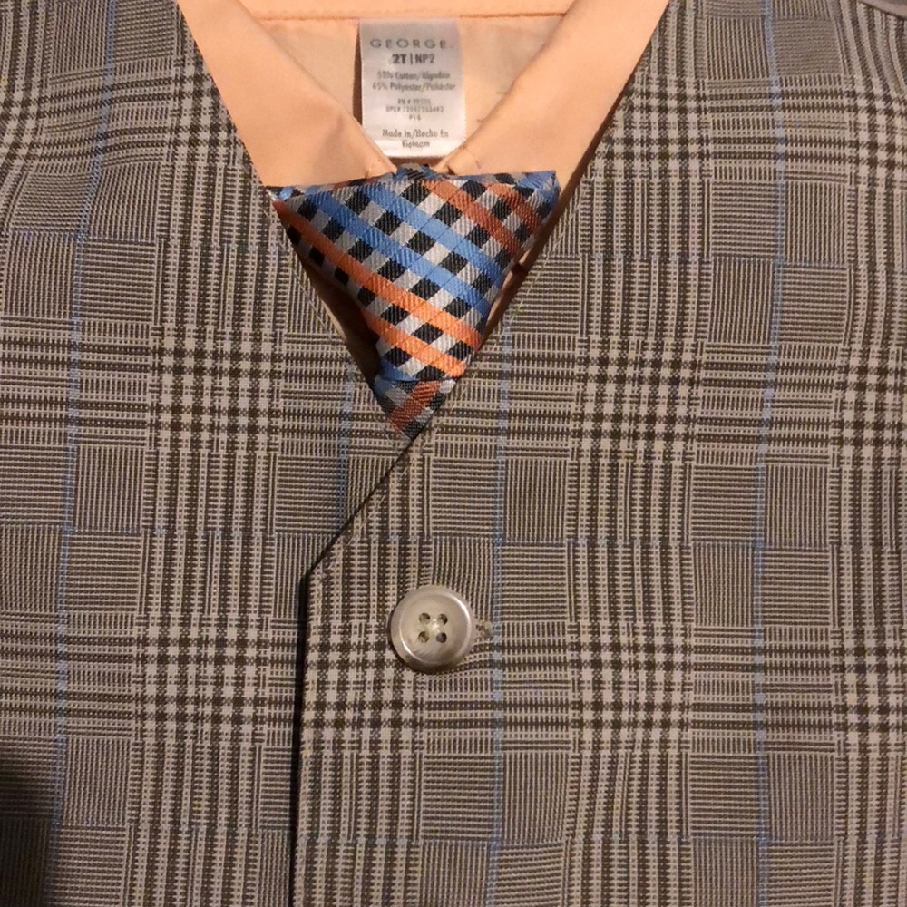 Peach button down dress shirt with vest and tie - Picture 2 of 3